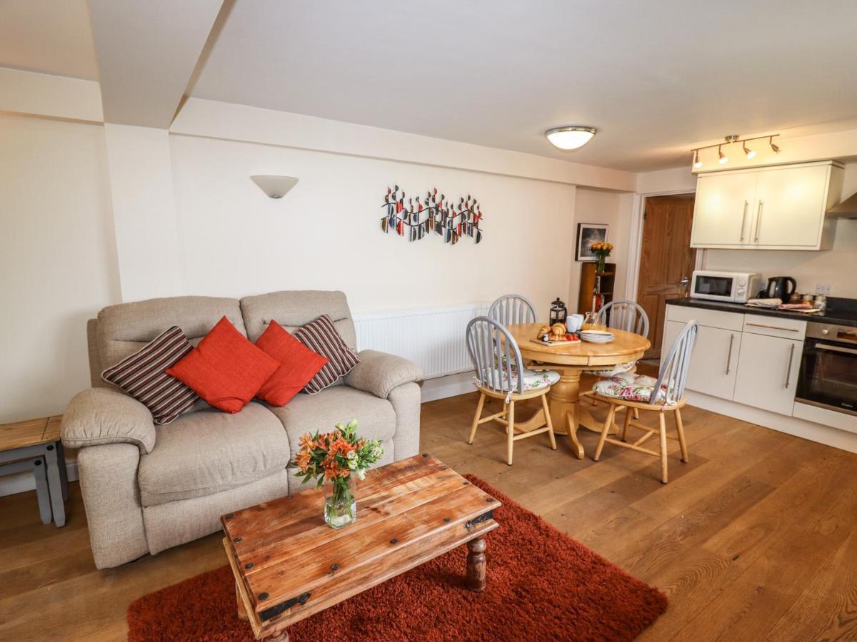 The Garden Apartment Уитби Екстериор снимка