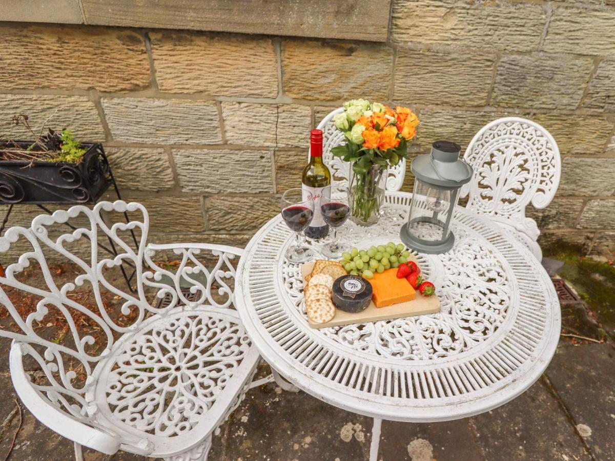 The Garden Apartment Уитби Екстериор снимка